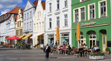 Malerisch im Antlitz zeigt sich die wunderschöne Altstadtkulisse der Müritzperle Waren